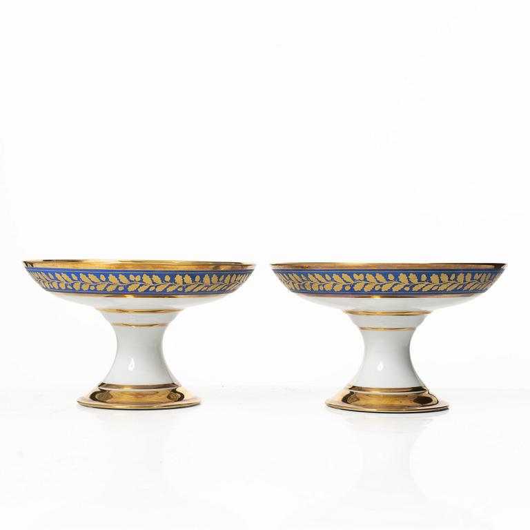 A pair of bowls on foot, 19th Century.