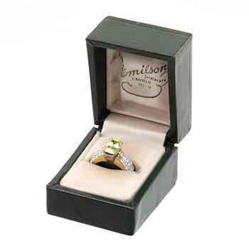 Ring 18K guld yellow-green stone and princess-cut diamonds approx 1,5 ct.