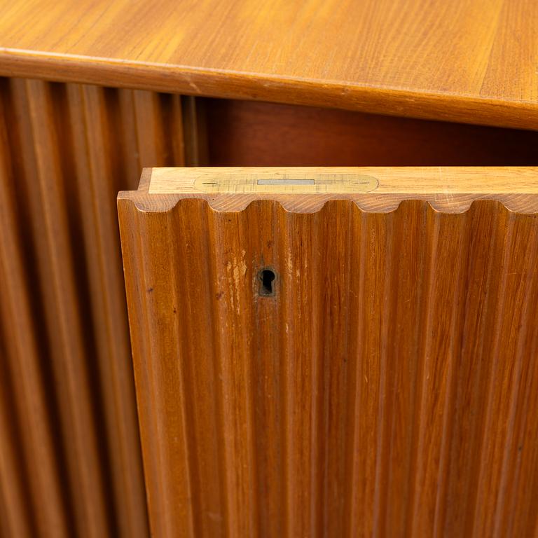 Bertil Fridhagen, a rare elm sideboard, Svenska Möbelfabrikerna, Bodafors, 1940s.