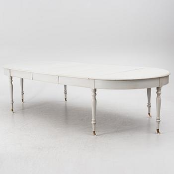 A late 19th century dining table.