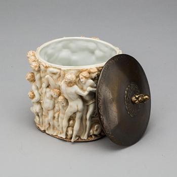 BURK MED LOCK, porslin, Neapel. 1900-tal.