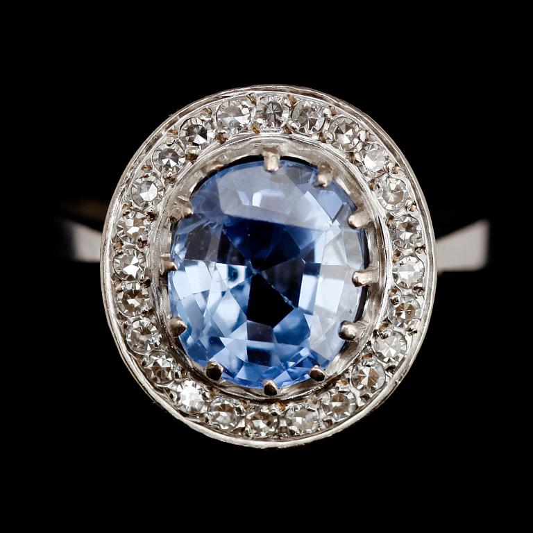 RING, 18 k vitguld, ljusblå safir 4,72 ct samt brljanter.