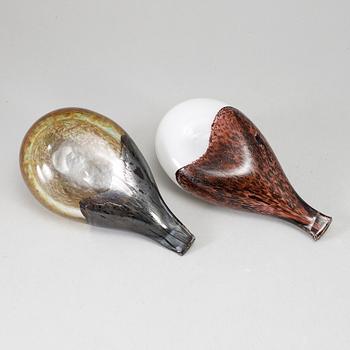 OIVA TOIKKA, två glasfåglar, Black Male and Female Eider (Haahka ja Haahkatar) 1986, signerade O. Toikka Nuutajärvi.