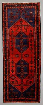 MATTA, Hamadan, ca 290 x 110 cm.