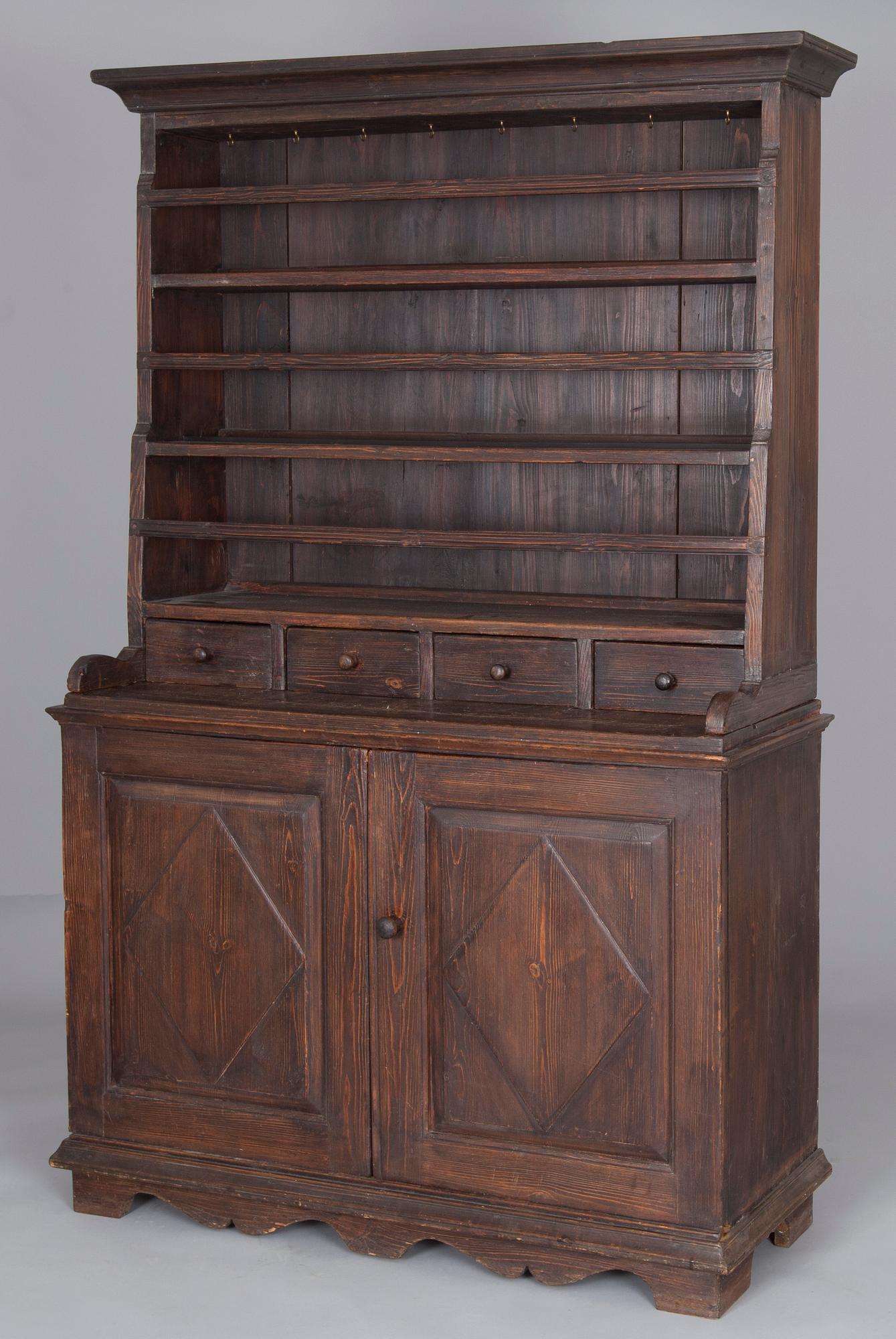 SKÅP MED TALLRIKSHYLLA, Allmoge, 1800-tal.
