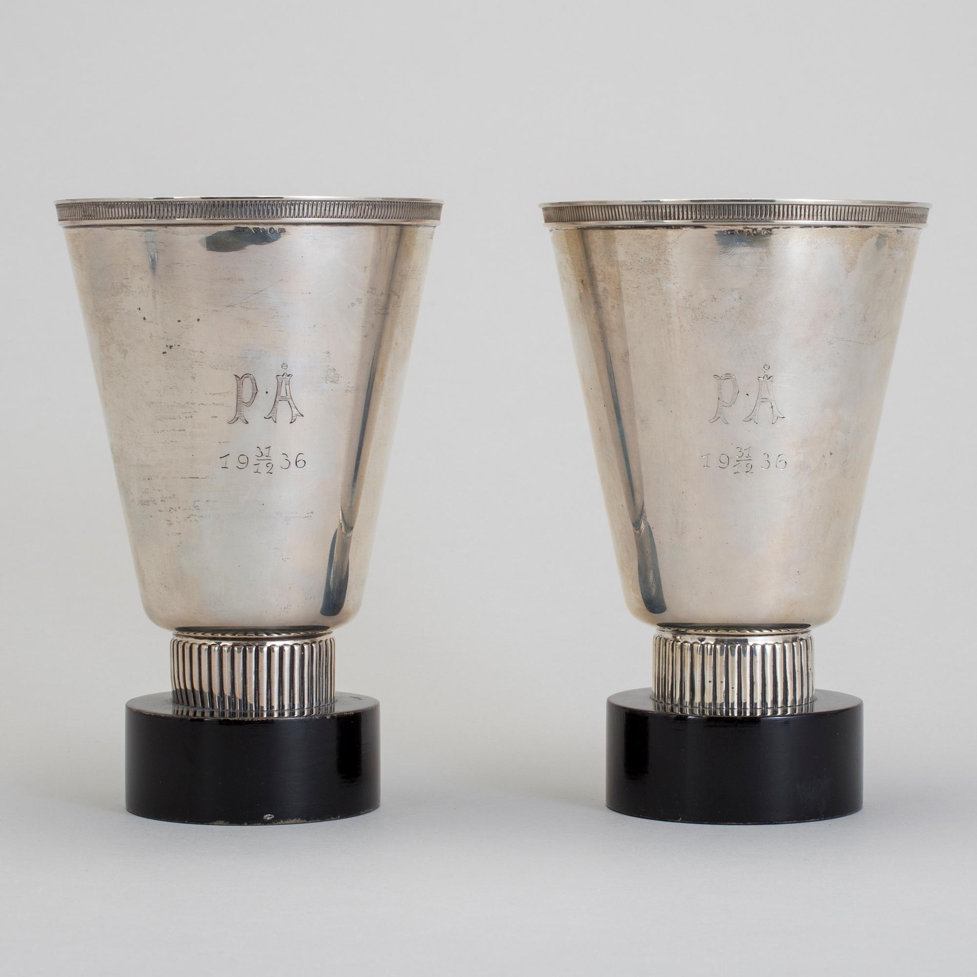 POKALER, ett par, CG Hallberg, Stockholm, 1931 resp. 1932. Totalvikt inklusive träsockel ca 640 g.