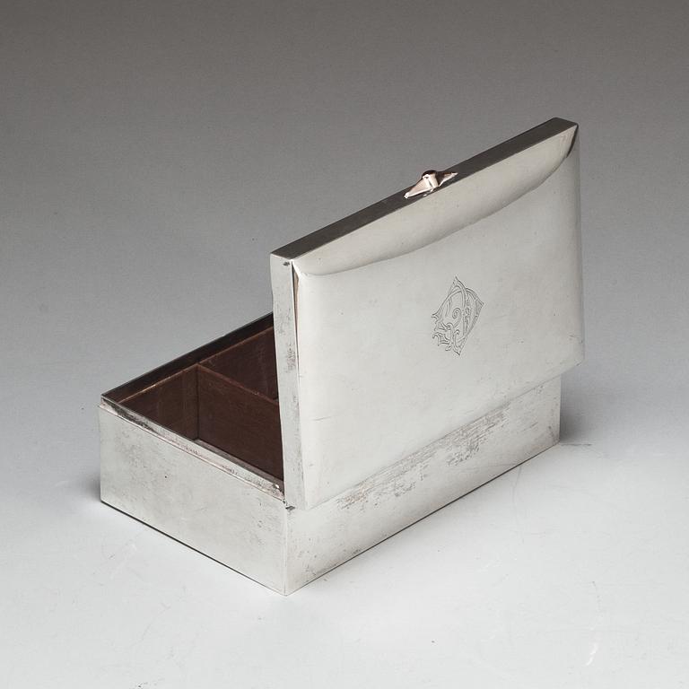 CIGARRSKRIN, silver, K Andersson, Stockholm, 1913. Vikt 1650 g.
