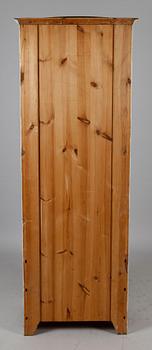 GARDEROBSSKÅP, tidigt 1900-tal.