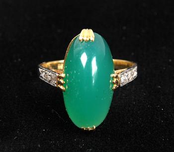 RING, 18K, med en grön Krysopras samt små rosenslipade diamanter.