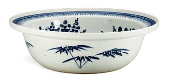 A blue and white basin, Qing dynasty.