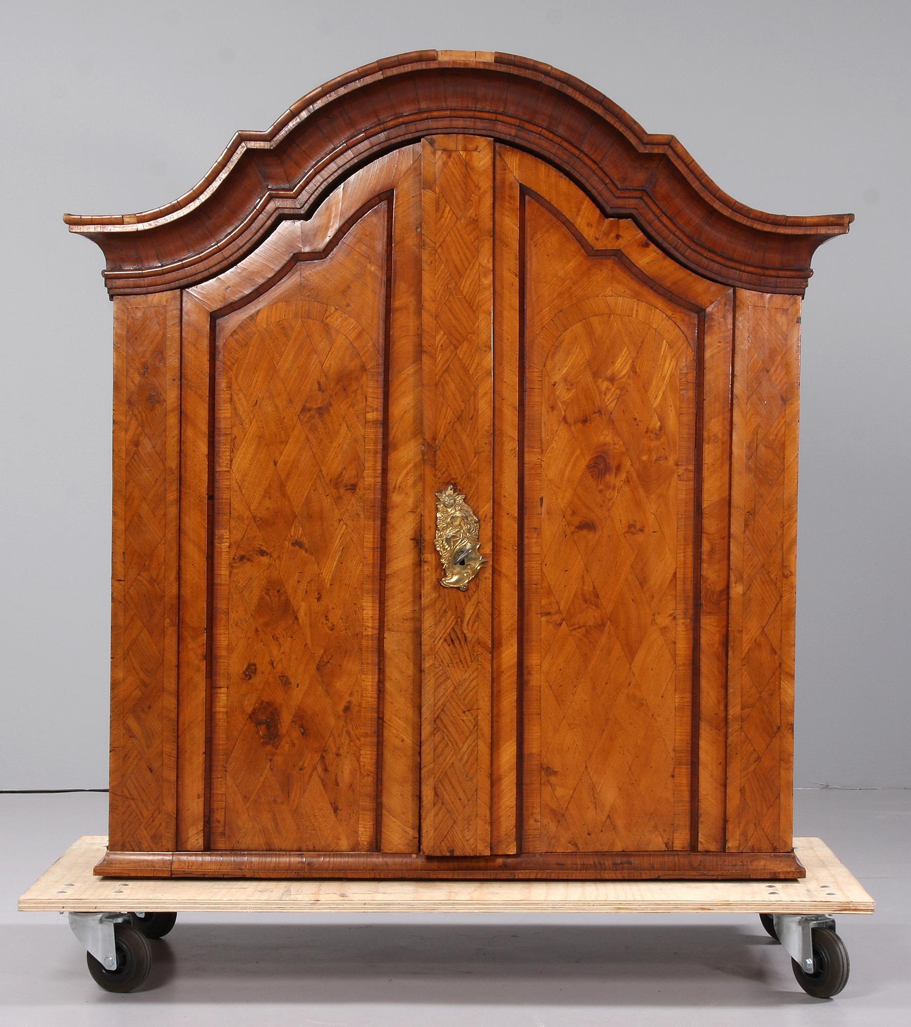 SALSSKÅP, rokoko, 1700-talets andra hälft.