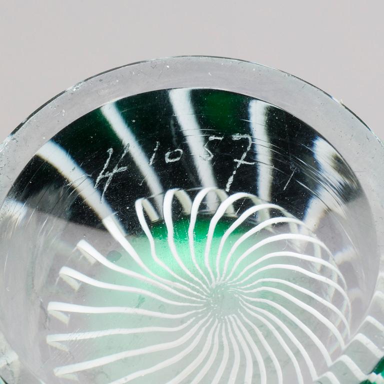 VASER, två st, glas, Vicke Lindstrand och Sven Palmqvist. 1900-tal.