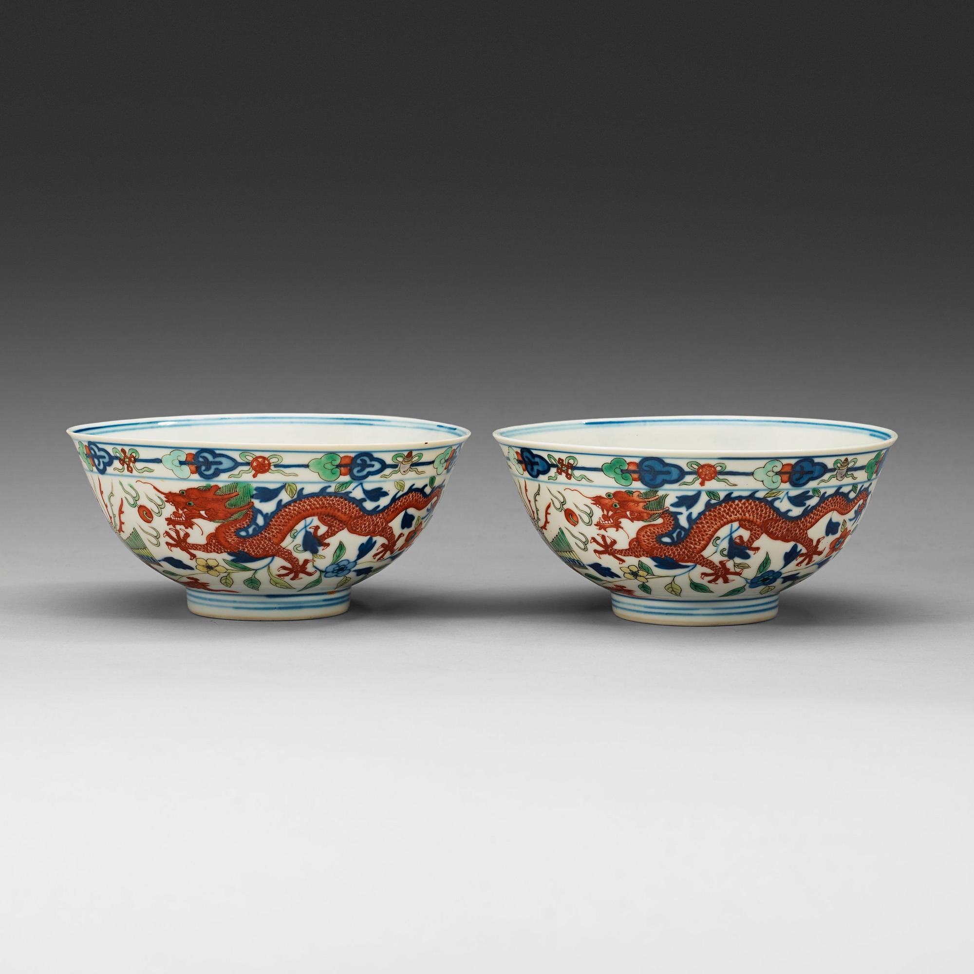 SKÅLAR, ett par, porslin. Sen Qing dynastin (1644-1912) med Kangxi sex karaktärers märke.
