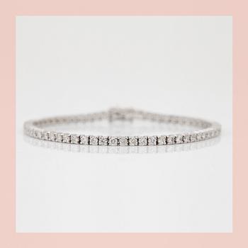 ARMBAND, ett riviére med 62 briljanter, totalt ca 4.88ct.