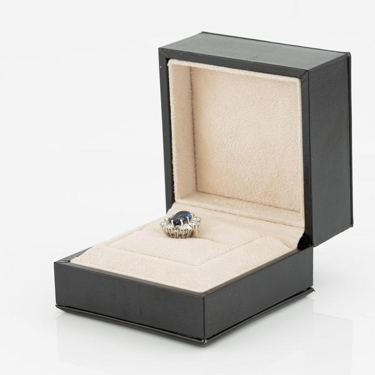 Ring 18K vitguld med en fasettslipad safir samt runda briljant- och baguetteslipade diamanter.