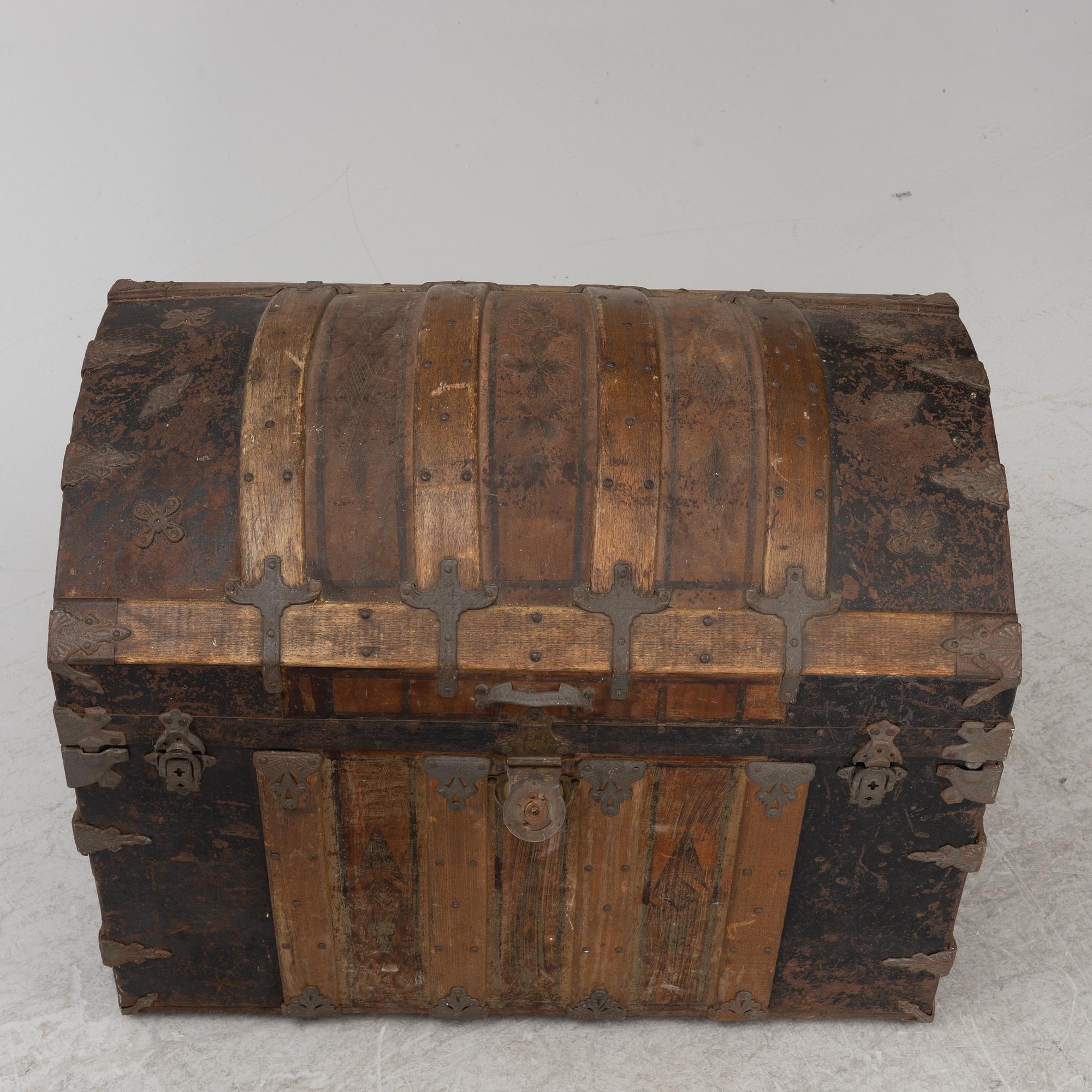 A trunk, late 19th century.