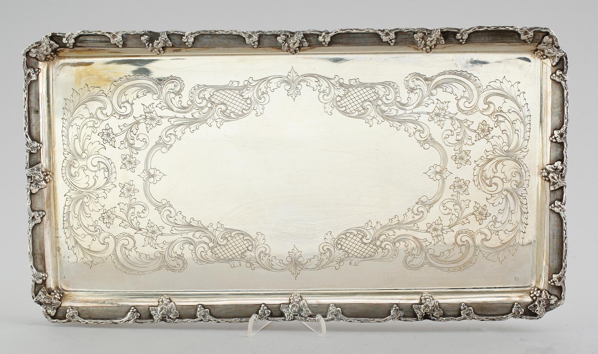 BRICKA, silver, Italien, 1900-talets första hälft. Vikt ca 971 gram.