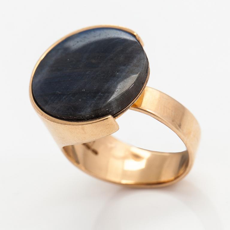 Elis Kauppi, Ring, 14K guld, spektrolit. Kupittaan kulta, Åbo 1974.