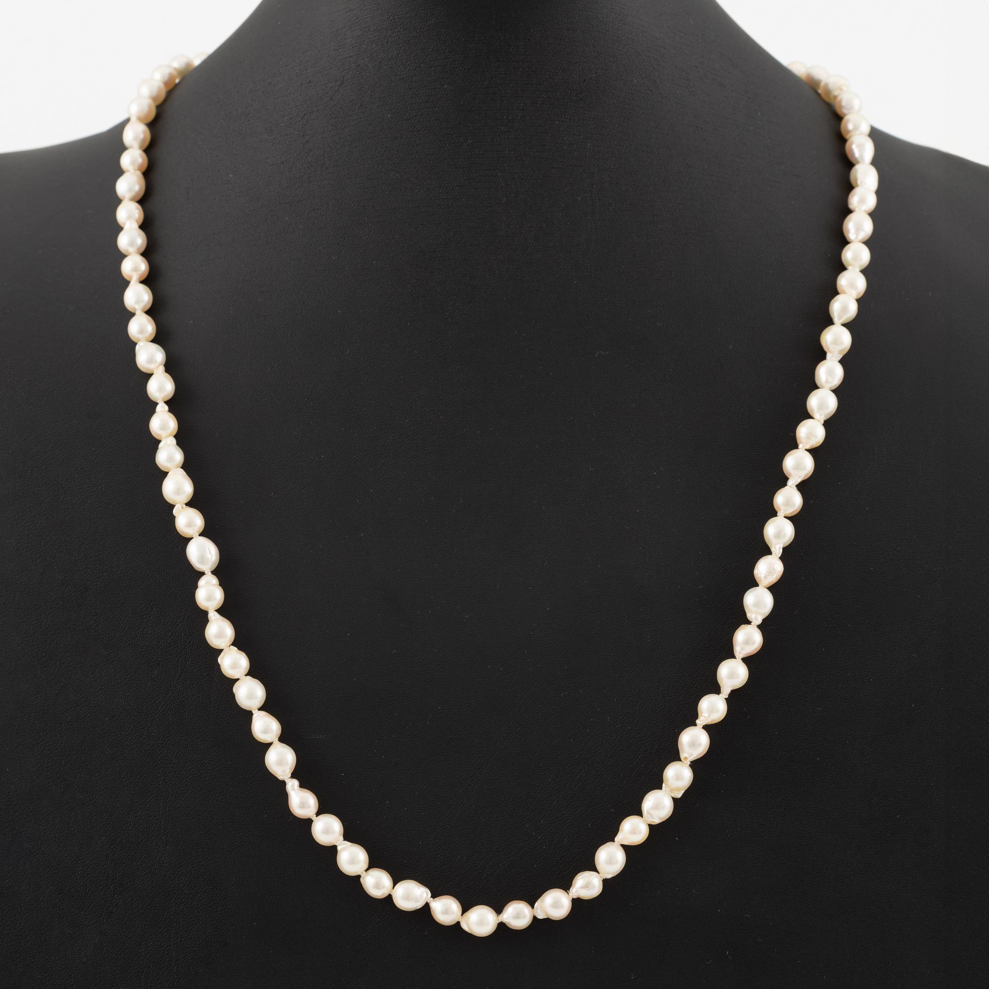 Necklace and bracelet, with cultured pearls, clasp 8K gold.
