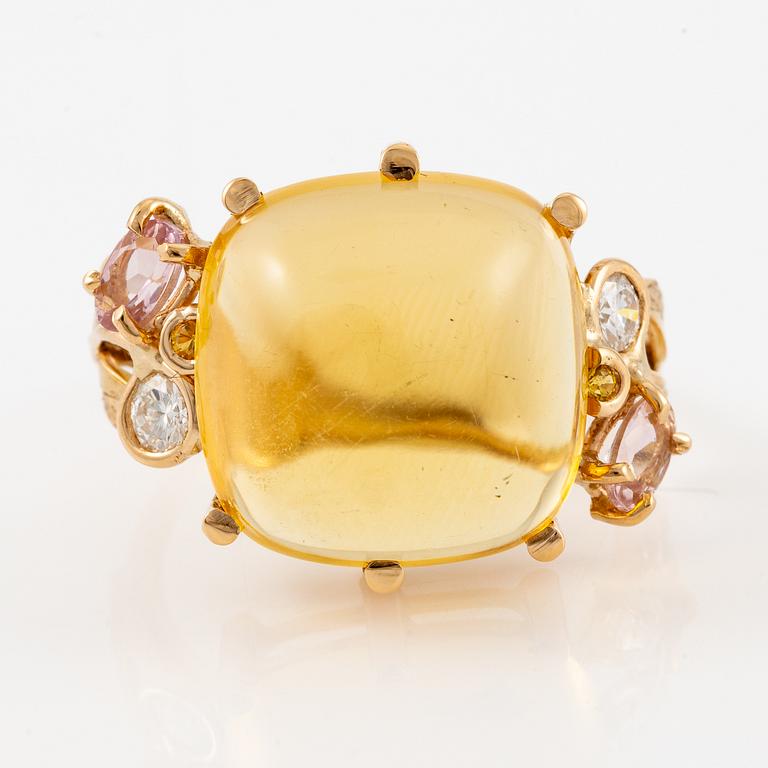 Ring, Mandelstam, 18K guld med cabochonslipad citrin, turmaliner och briljantslipade diamanter.