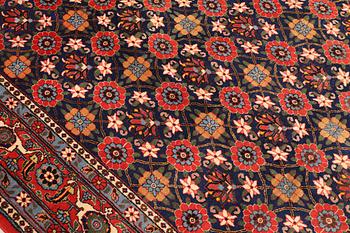 A semi-antique Varamin carpet, approx. 327 x 216 cm.