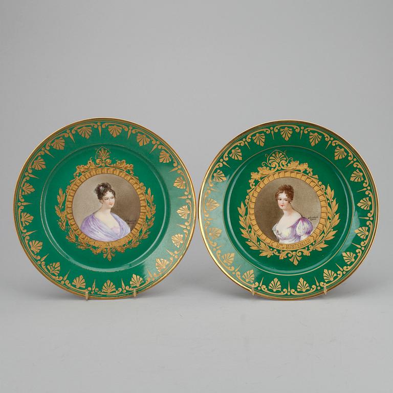 TALLRIKAR, 12 st, porslin. Tallrikarna, Sèvres 1804-1809, porträtten ca 1800-talets mitt.