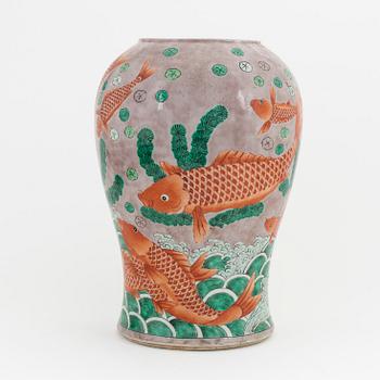 A Chinese famille verte vase, Qing dynasty, 19th century.