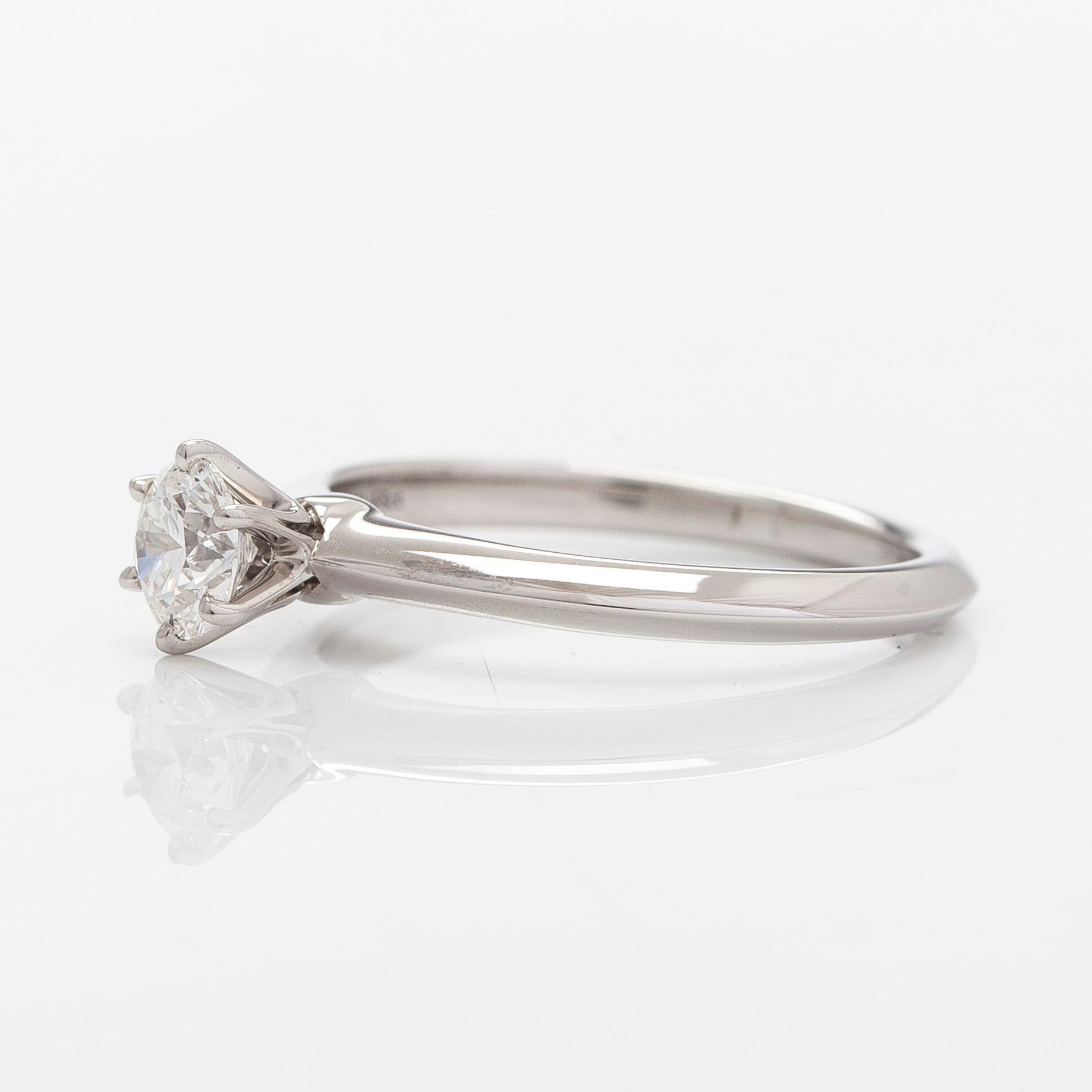 Tiffany & Co, a platinum ring with a brilliant-cut diamond 0.48 ct. With certificate.