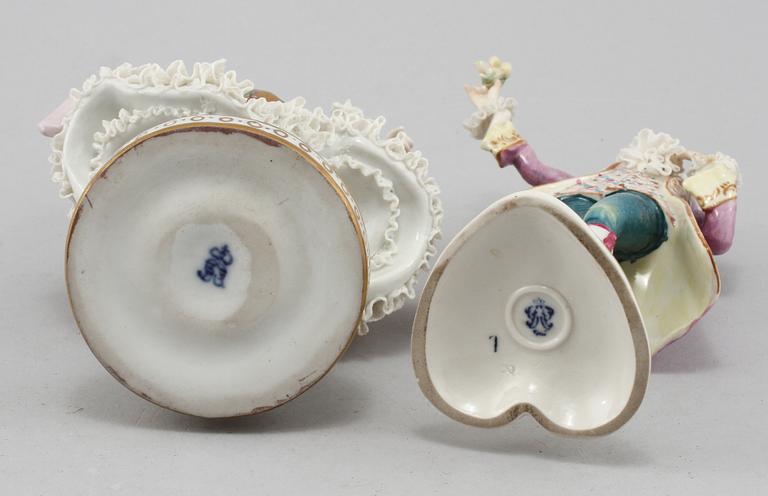 FIGURINER, 2 st, porslin, omkring 1900-talets mitt.