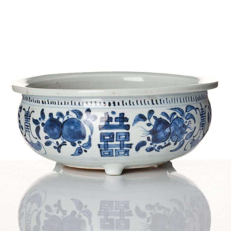 A blue and white censer, Qing dynasty, 19th Century.