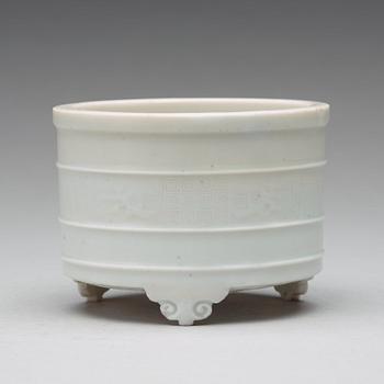 A blanc de chine 'dehua' censer, Qing dynasty, Kangxi  (1664-1722).