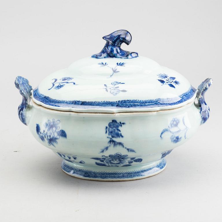 A Chinese Qianlong blue and white porcelain tureen and lid.