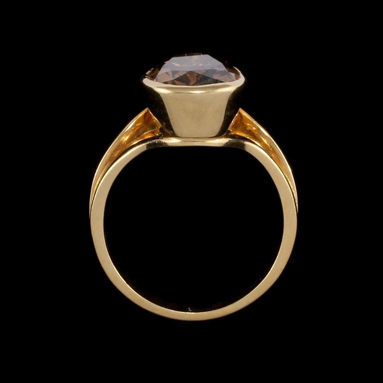 RING, 18k guld med cognacgsfärgad droppslipad diamant, 4.06 ct. Vikt 8 g.