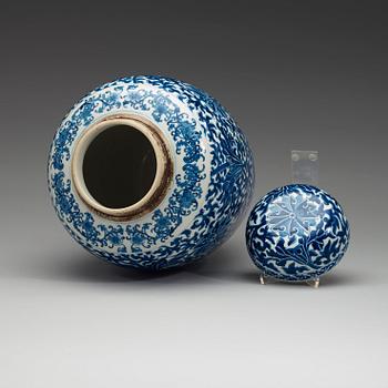 A blue and white jar with cover, Qing dynasty, 19th Century.