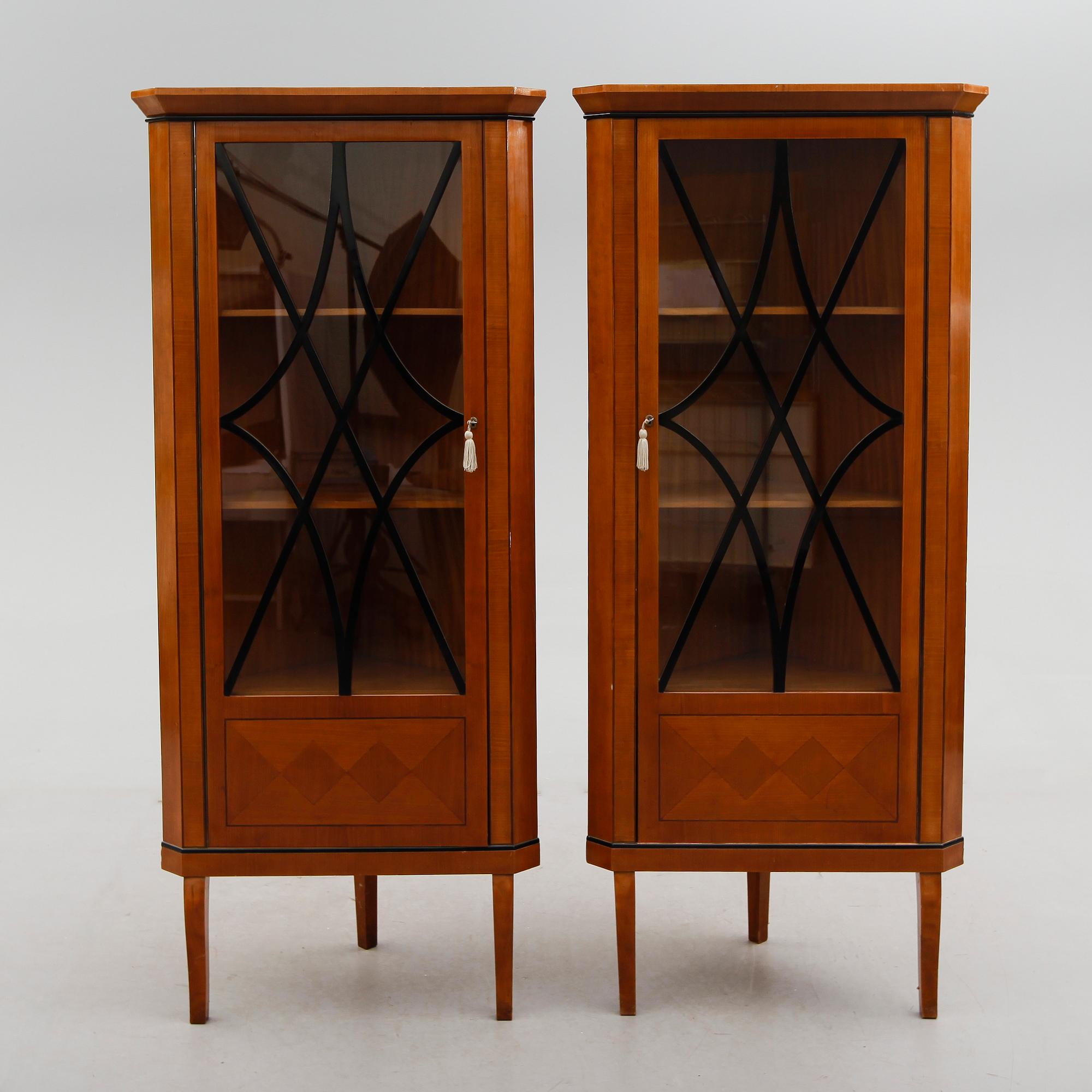 HÖRNVITRINSKÅP, 1 par, empirestil, 1900-talets första hälft.