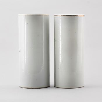 PENSELVASER/PERUKSTOCKAR, 2 st, porslin, Kina, 1900-tal.