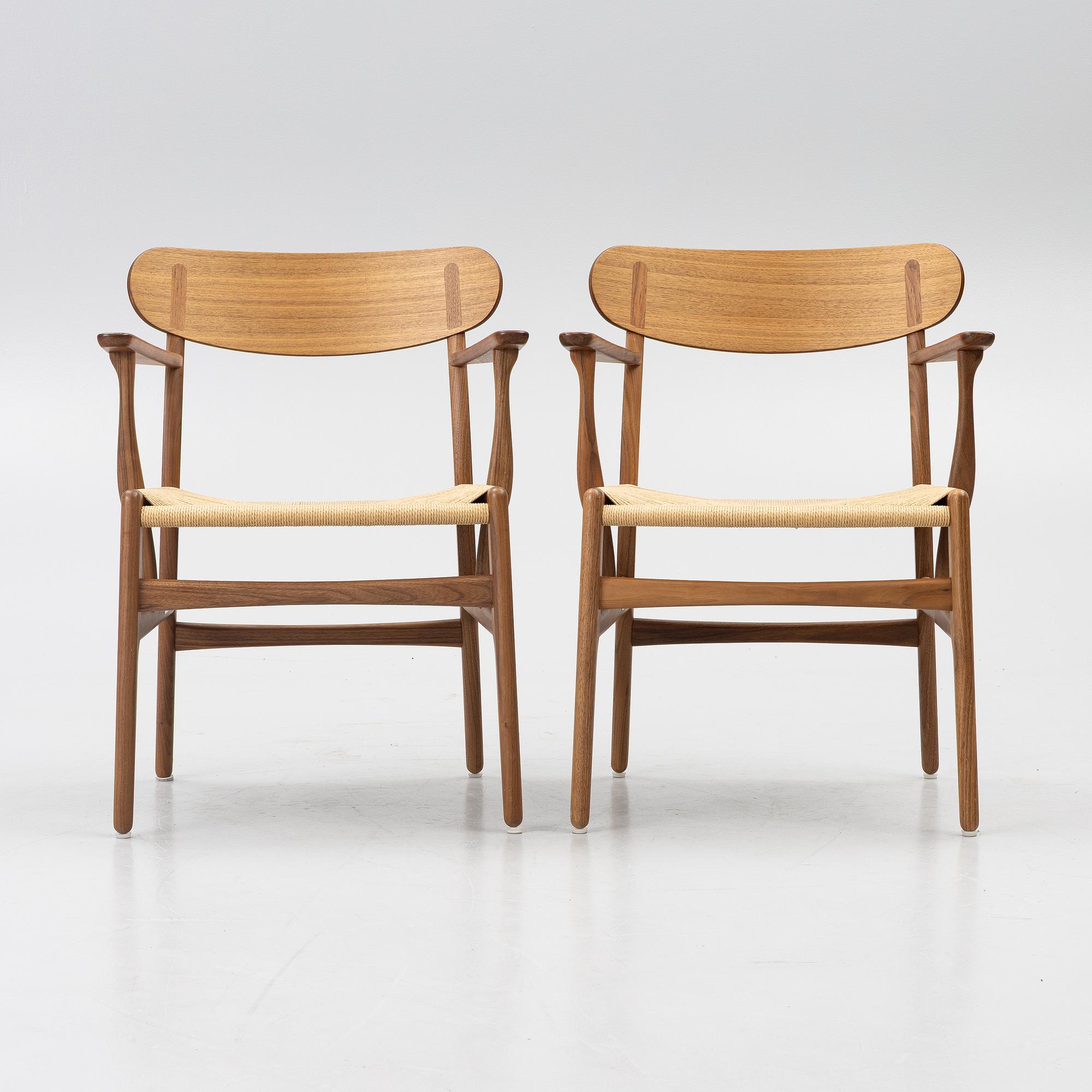 Hans J. Wegner, a pair of CH26 armchairs, Carl Hansen & Son, Denmark, samtida tillverkning.