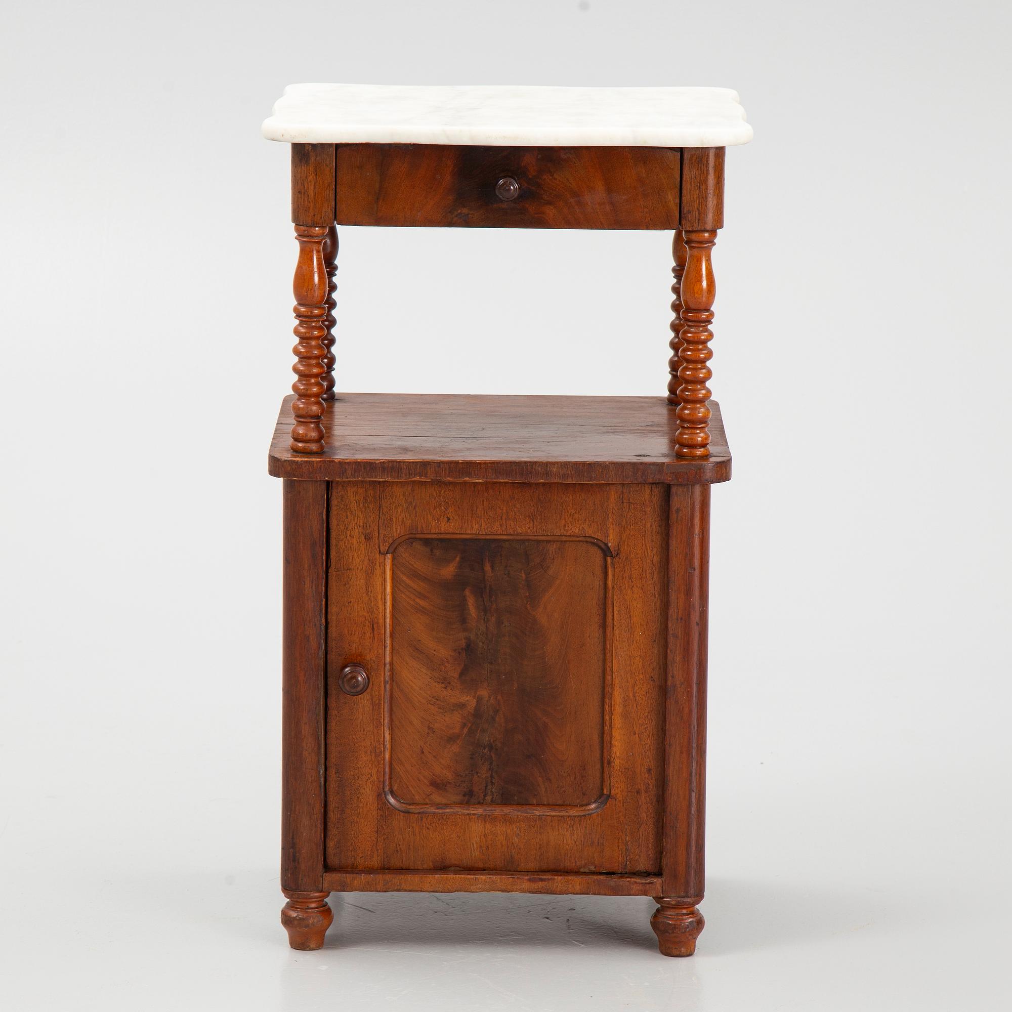An early 20th century bedside table. - Bukowskis