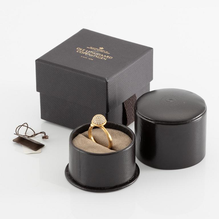 Ole Lynggaard, ring "Lotus" (medium), 18K gold with round brilliant-cut diamonds.