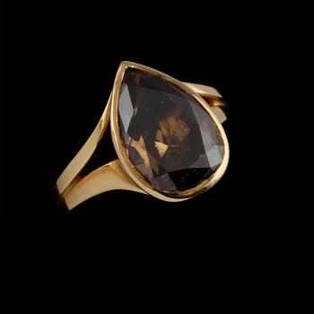 RING, 18k guld med cognacgsfärgad droppslipad diamant, 4.06 ct. Vikt 8 g.