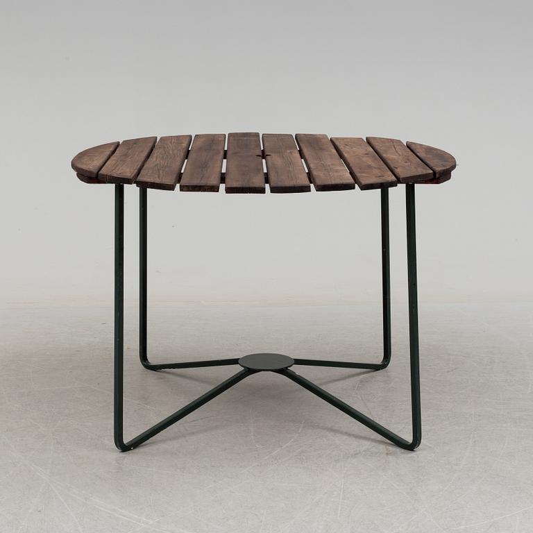 A Garden table and 4 chairs 20th century.