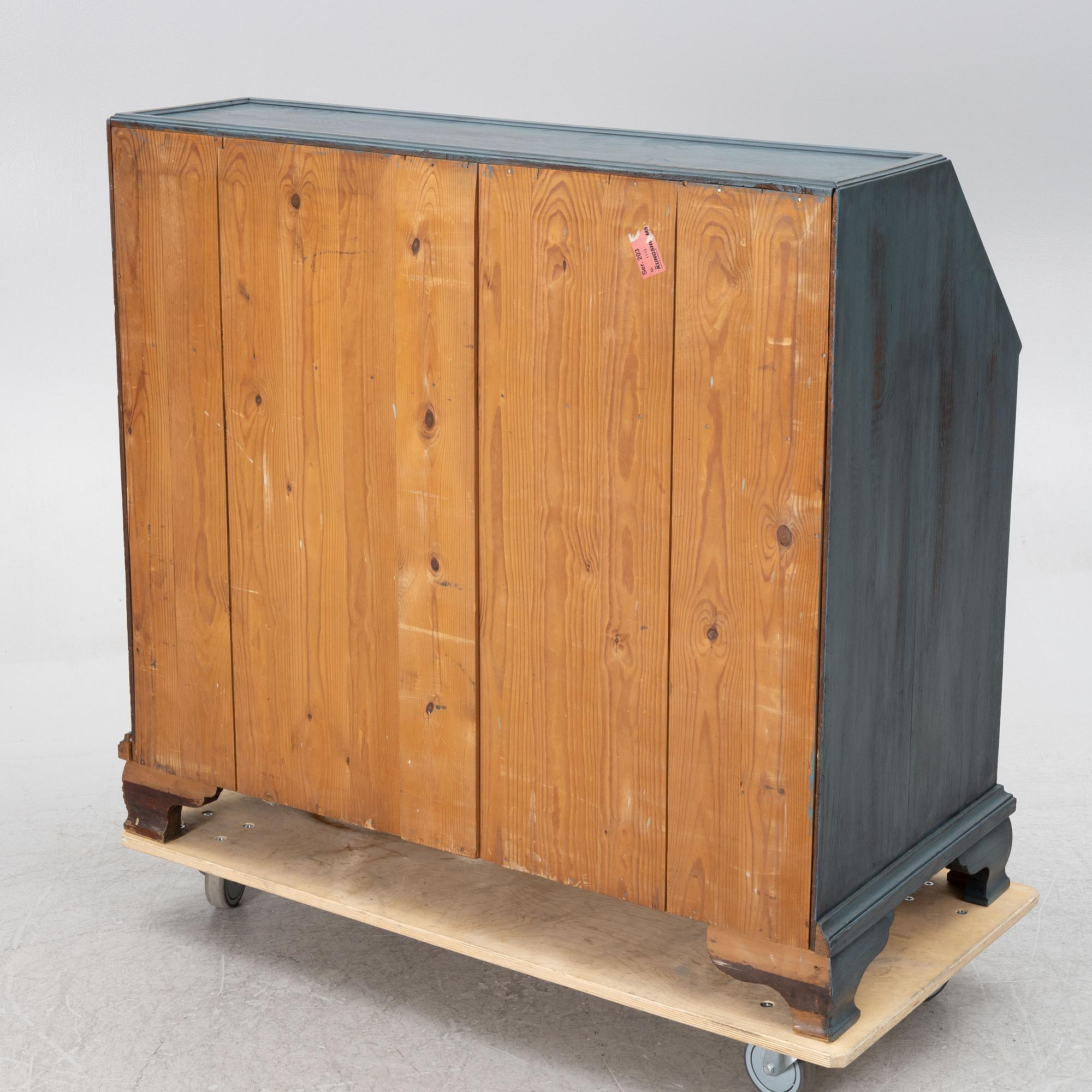 A secretaire, circa 1800.