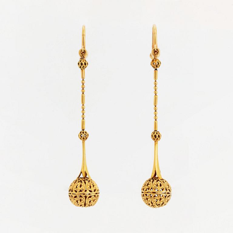 Ett par örhängen, guld.