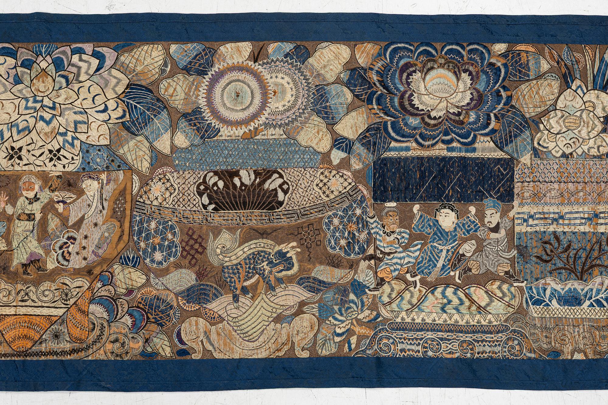 Antikt kinesiskt sidenbroderi, sen Qingdynasti, ca 300 x 88 cm.
