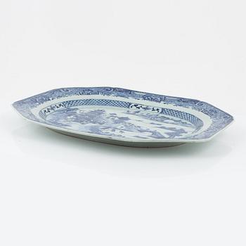 A blue and white porcelain serving dish, China, Qianlong (1736-95).