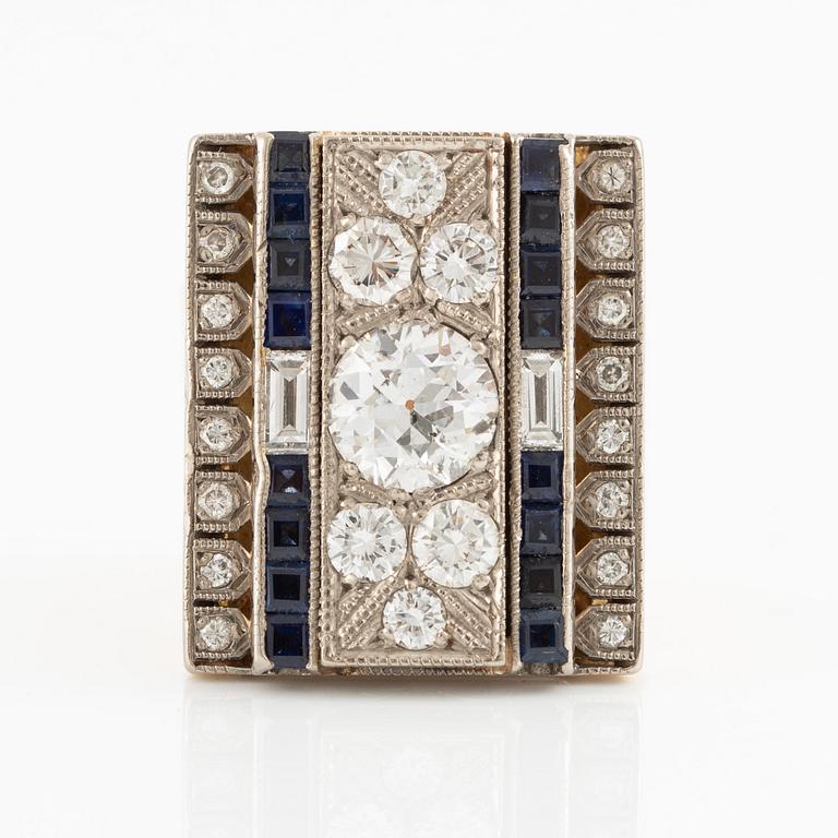 Ring 18K guld med gammalslipad diamant, briljantslipade och baguetteslipade diamanter samt carréslipade safirer.
