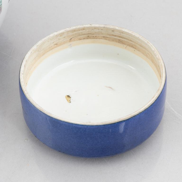 A porcelain pot with cover, China, early 20th century.