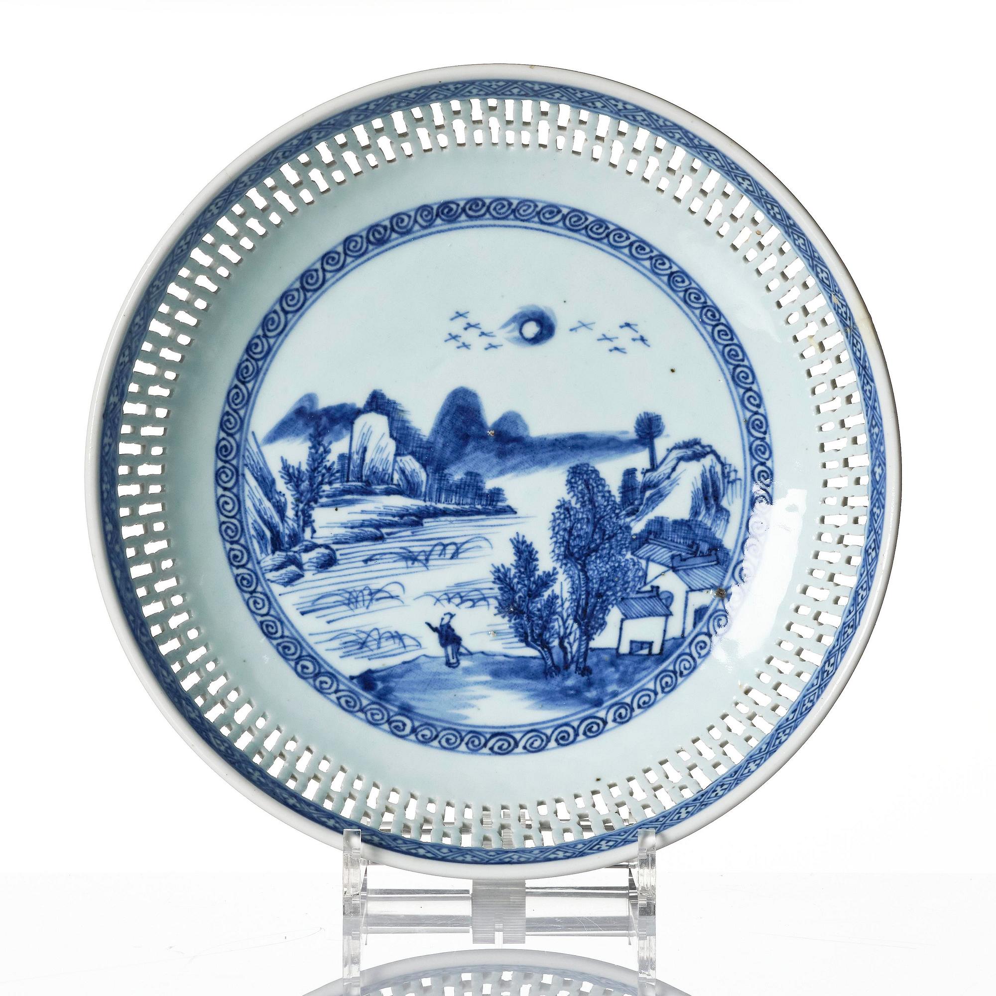 A Qianlong blue and white charger and a pair of famille rose dishes.