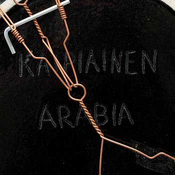 BIRGER KAIPIAINEN, KERAMIKFAT. Äpple och bär. Sign. Kaipiainen Arabia. 1970-tal.