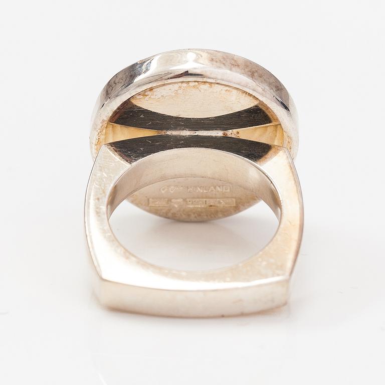 Pekka Piekäinen, A sterling silver ring with a sodalite. Auran Kultaseppä, Turku 1975.